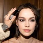 Emilia Schüle Instagram - anzeige / Nach 6 Monaten Dreh in Frankreich beginnen meine ersten Tage in Berlin mit der @berlinale 🌪️ Jetzt erstmal Koffer auspacken und dann wieder ab ins Kino Filme schauen 🙏🏻 Merci beaucoup an: @berlinale @armanibeauty @sarahsharonkarsten @helenanarra @bulgari @miumiu @giorgioarmani @thisisbta @th.orstenhans @franziska_sinn #berlinale2024