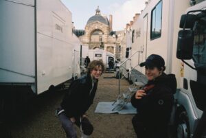 Emilia Schüle Instagram - 🎞️ 46/96 🎞️

#marieantoinetteS2
back on this crazy ride with y’all 🤍👑 @canalplus @banijayfrance