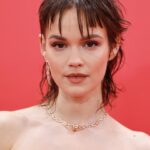 Emilia Schüle Instagram - anzeige / Nach 6 Monaten Dreh in Frankreich beginnen meine ersten Tage in Berlin mit der @berlinale 🌪️ Jetzt erstmal Koffer auspacken und dann wieder ab ins Kino Filme schauen 🙏🏻 Merci beaucoup an: @berlinale @armanibeauty @sarahsharonkarsten @helenanarra @bulgari @miumiu @giorgioarmani @thisisbta @th.orstenhans @franziska_sinn #berlinale2024