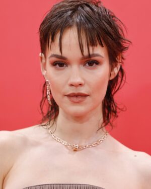 Emilia Schüle Instagram - anzeige / Nach 6 Monaten Dreh in Frankreich beginnen meine ersten Tage in Berlin mit der @berlinale 🌪️ Jetzt erstmal Koffer auspacken und dann wieder ab ins Kino Filme schauen 🙏🏻

Merci beaucoup an: @berlinale @armanibeauty @sarahsharonkarsten @helenanarra @bulgari @miumiu @giorgioarmani @thisisbta @th.orstenhans @franziska_sinn 

#berlinale2024