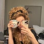 Emilia Schüle Instagram - Sommer, Herbst und Winter in und um Paris (Bild 4, Blick aus meiner Garderobe auf den Herbst, den ich leider verpasst habe, weil 10 Wochen Studiodreh) - 75 / 95 Drehtage done ✔️ @canalplus #S2MarieAntoinette