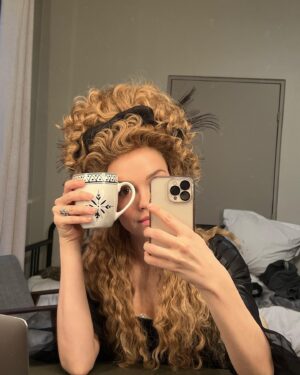 Emilia Schüle Instagram - Sommer, Herbst und Winter in und um Paris (Bild 4, Blick aus meiner Garderobe auf den Herbst, den ich leider verpasst habe, weil 10 Wochen Studiodreh) - 75 / 95 Drehtage done ✔️ @canalplus #S2MarieAntoinette