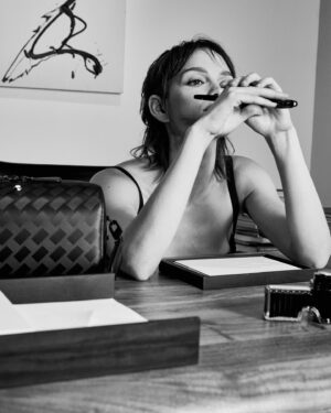 Emilia Schüle Instagram - anzeige / That was special, NY ❤️‍🔥 Excited to partner up with @montblanc ! Looking forward to everything’s that’s coming 🖊️ 
#MontblancLibrarySprit #InspireWriting