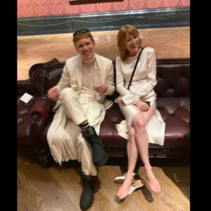Emily Beecham Instagram - @nationalgallery @burberry what an amazing evening thank you!😘 Styling: @rosefordestudio 🖤wearing @jw_anderson 🤍 and the hunky hughskinner @drbarbarasturm
