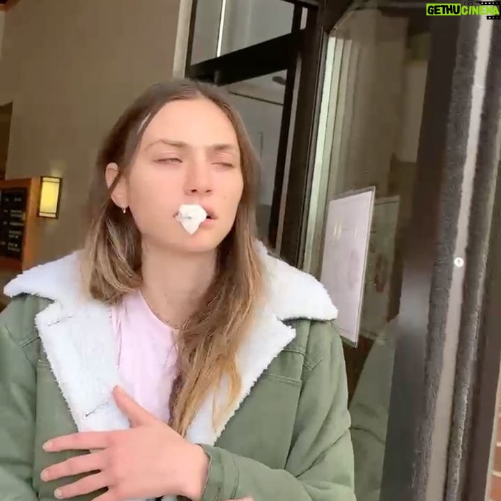 Emily Hall - 841 Likes - Hey, how’s your week going?
(Also hope you have a very merry Christmas from me on slide two.. oh and a special lil pearl of wisdom from my loopy ass state on slide 3. )🌲