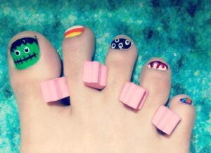 Emily Tarver Instagram - @viccimartinez was very patient and let me practice! I love Halloween and spooky stuff so I gotta get ready! #nailart #halloween #frankentoe #tbt #toebacktoesday 🎃👻🧟‍♂️🩸👀🔪