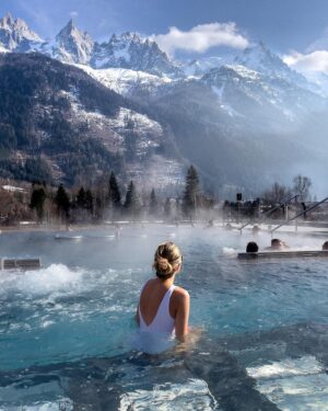 Emily Tierney Instagram - Ski or spa? Will ski if there’s a beautiful spa at the end of it 🏔️🧖🏼‍♀️⛷️

Swimsuit - @cossieandco 
Spa - @qcterme
*PR