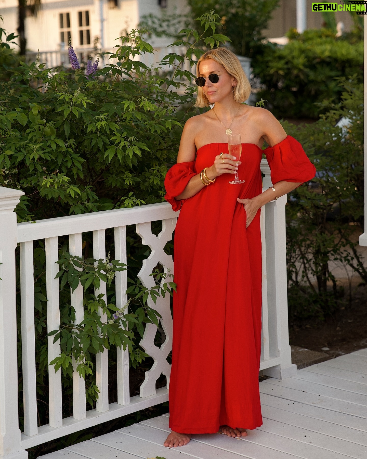 Emily Tierney - 3 Likes - It’s giving ‘honeymoon’… Where did you go for yours? If you’re planning one I think @sugarbeachviceroy might just be the most romantic place on earth 💫❤️ Linen dress of dreams linked in stories
📍 @sugarbeachviceroy a d / p r invite
📷 @samjedwards
