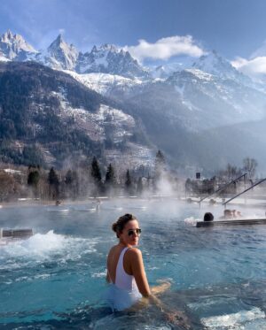 Emily Tierney Instagram - Ski or spa? Will ski if there’s a beautiful spa at the end of it 🏔️🧖🏼‍♀️⛷️

Swimsuit - @cossieandco 
Spa - @qcterme
*PR