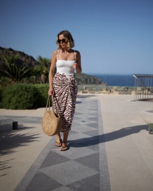 Emily Tierney Instagram - Mentally here, dreaming of sunshine & spa days 🧖🏼‍♀️🌞 Anyone else? That headline about the ‘wettest summer on record’ has me scouring @skyscanner this grey Saturday ✈️ Get me outta here! 

📍 @daios_cove PR Trip 

Swimsuit @awaythatday via @beachcafeuk 
Sarong @asos 
Basket bag @sezane 
Flip flops @havaianaseurope 
Sunglasses @oliverbonas 
Necklace @raniandco