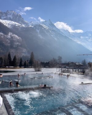 Emily Tierney Instagram - Ski or spa? Will ski if there’s a beautiful spa at the end of it 🏔️🧖🏼‍♀️⛷️

Swimsuit - @cossieandco 
Spa - @qcterme
*PR