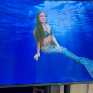 Emily Alexandra Guglielmo Instagram - It's #teenagekraken day!✨🦑

To celebrate, @emilyguglielmo stopped by the set!🧜‍♀️ 

New episode out now!🤩

#teenagekrakenmovie #mermaid #mermaidlife #americanmermaid #tvshow #trivia #mermaidvibes #fridaymood #dailyflash #interview