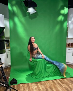 Emily Alexandra Guglielmo Instagram - It's #teenagekraken day!✨🦑

To celebrate, @emilyguglielmo stopped by the set!🧜‍♀️ 

New episode out now!🤩

#teenagekrakenmovie #mermaid #mermaidlife #americanmermaid #tvshow #trivia #mermaidvibes #fridaymood #dailyflash #interview