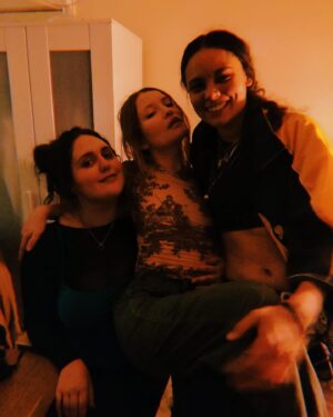 Emily Browning Instagram - Made a good as show with these absolute legends and the trailer drops tomorrow HOPE YOU LIKE SHENANIGANS #classof07