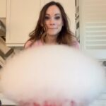 Emily Calandrelli Instagram - An experiment from my #1NYTimes Best Seller 😉🧊🫧 Comment SCIENCE CLUB to order 💜