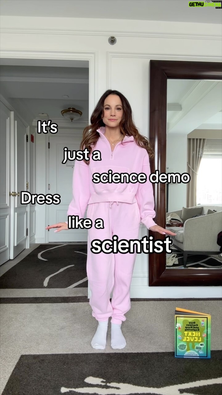 Emily Calandrelli Instagram - Nailed it π«§π§π So much fun hanging out with @gayleking on @cbsmornings today :) she called me a scientist princess and Iβm going to hold on to that compliment for a long while π«Άπ» Outfit: @shopmorninglavender Shoes: @katespadeny