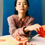Emily Chan Instagram – 訪問時夏晴問我：
“如果要用一樣東西來形容30歲，那會是什麼？”

覺得這是要好好思考的問題，於是說離開之前再給她答案。

看著匆忙工作的化妝師，造型師，攝影師，喜歡創作的人們，大家看似因為很早的call time 有點疲憊，各處桌子上擺著已經不知道屬於誰（有兩三杯是我的）的黑咖啡。嘴裡說著“工作好累啊”，但手裡還是不斷地變出魔法，想為這個世界貢獻一點點的美麗。

”我的手能變出什麼呢？“ 

看著化妝師的手在雁雁姐的臉上按摩，她看起來又更漂亮了。

這些年來好像只知道自己的臉能夠做出什麼表情，卻從沒想過這雙手能幹嘛。沒有不喜歡自己的手，但很清楚這十隻短小精煉的手指並不上鏡，她們就只是非常實用的一雙手（即使我從來沒有打過架）。低頭看看充滿青筋的手背，默默希望這些年來搬運過的一切都不會白費。

突然想起，喜歡手指翻頁的觸覺。讀完一本書的序章，終於可以翻開第一章，準備好進入一個只有自己知道的世界，連指尖也覺得興奮又期待的時候。

開心終於有了答案，離開前對夏晴說：
”30歲就像一本書的第一章，在讀完序之後，做好心理準備，期待踏上全新的旅程。“

五月份封面 @sisters.malaysia.magazine 
攝 @bychuanlooi @yipieyaya_studio 
制作 @_hui_xian_310
造型 @yuedoong 造型助理 Yoke Yin
妝 @deirdrechong @kfbongmakeup 
發 @vv1016 @chrislyn_low @SchwarzkopfProfessionalmy
文 夏晴
服裝贊助 @Katespademalaysia

#emsaid