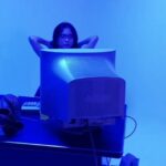 Emily Chan Instagram - 庫存裡的照片很多，卻很少發文。 換作以前，大概會發幾張笑得很開的生活照，然後說一些最近在好好生活所以沒什麼更新的鬼話吧？其實沒寫文的日子，說不定比寫文的日子過得更廢更麻木。 最近常在想，以前很常說一些自己也不怎麼相信的漂亮話。 一起工作的人總說我不夠誠實，喜歡把話說得婉轉，常不說「白話」。 從很小開始，我學會讀懂空氣才能在大人的世界裡少挨罵。很小就學會了察言觀色的好處是，後來進社會工作，說話好聽的確在人群中變得幸運。 「說好話」變成了生存法則之一，一方面是真的希望聽的人覺得溫暖，另一方面也希望對方覺得自己是個溫暖的人。必須承認，是從希望被喜歡的角度出發。 睡太多的人是因為不快樂；笑太多的人是因為不安；有救世主情節的人其實最無助；耍聰明的人是因為怕被忽視；那愛說好話的人，是因為太想要被鼓勵嗎？ 仔細觀察，人最想要的那些，來去不過就哪幾樣，說的鬼話大都只是為了掩蓋悲傷和不安。 如果今天可以許一個願望，希望未來回看這篇文時，可以跟自己說「後來我有更誠實了喔。」 雖然確定十年後一定覺得現在的自己還是很嬌氣。 #emsaid
