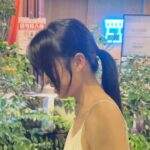 Emily Chan Instagram - 如果不做浪漫的事， 人要如何渡過這漫長又短暫的日復一日？ 喜歡看攝影師用鏡頭捕抓一些不容易被發現的細節，那些不被知曉的瞬間和時光，像是一封匿名的信，是特別浪漫的事。 最近扭到腳，失去了自由卻收穫了跟自由一樣重要的東西。 對那些一雙雙伸出的手，自動願意承受我的重量的人，我總是表面上交付，下意識抗拒。不知道在抵抗什麼，也許是擔心被人發現真實的重量吧。 浪漫會讓日子過得更輕還是更重呢？大多的時候浪漫都是費力的，飛幾千公里只為見一個人，兜幾條街買一杯美式，等一整晚的一句晚安。浪漫看起來像一片花海，但照顧一朵玫瑰需要折腰灌溉，就像照顧一隻貓一樣，當下是腰酸背痛，拉遠來看才看得出是浪漫。 為了浪漫，你願意承受多少重量? #emsaid