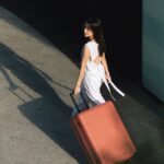 Emily Chan Instagram - 各處為家的日子又要開始了。 這幾年忙著看世界，好像已經漸漸數不清聽過多少故事，見過多少人，飛過多少遍。 旅行是練習「一期一會」。 走過的街角也許永遠不會再經過， 說再見的時候心裡知道也許再也不會見面， 我們都只是剛剛好出現在這裡， 一起完整了這趟旅程，然後再各自回到自己的人生。 要積累多少公里，才能夠學會拿捏堅持和釋懷的份量呢？ 慶幸接下來的旅程有 @thousandmiles_asia 的陪伴， HINOMOTO Lisof 360度旋转的静音滑轮陪你全方位地体验世界， 极简又时尚的彩色设计让眼睛看了也开心， 旅途即使再遥远，脚步依然轻盈。 PS: 我手上的 28寸 Rosewood Voyage 行李箱是夏季新顏色，也是 Thousand Miles目前新推出的最大箱型，用來長途旅行超適合，一箱搞定✨