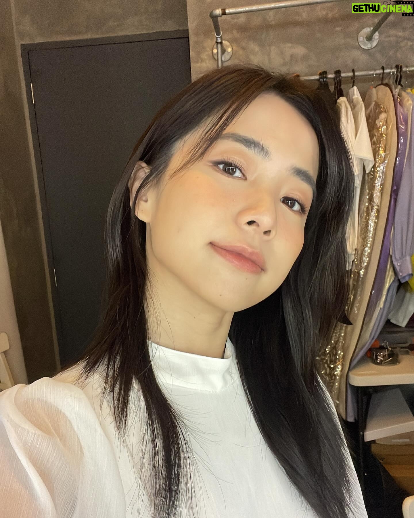 Emily Chan - 13.7K Likes - 如果不做浪漫的事,
人要如何渡過這漫長又短暫的日復一日?
喜歡看攝影師用鏡頭捕抓一些不容易被發現的細節,那些不被知曉的瞬間和時光,像是一封匿名的信,是特別浪漫的事。
最近扭到腳,失去了自由卻收穫了跟自由一樣重要的東西。
對那些一雙雙伸出的手,自動願意承受我的重量的人,我總是表面上交付,下意識抗拒。不知道在抵抗什麼,也許是擔心被人發現真實的重量吧。
浪漫會讓日子過得更輕還是更重呢?大多的時候浪漫都是費力的,飛幾千公里只為見一個人,兜幾條街買一杯美式,等一整晚的一句晚安。浪漫看起來像一片花海,但照顧一朵玫瑰需要折腰灌溉,就像照顧一隻貓一樣,當下是腰酸背痛,拉遠來看才看得出是浪漫。
為了浪漫,你願意承受多少重量?
#emsaid