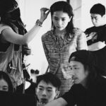 Emily Chan Instagram – 訪問時夏晴問我：
“如果要用一樣東西來形容30歲，那會是什麼？”

覺得這是要好好思考的問題，於是說離開之前再給她答案。

看著匆忙工作的化妝師，造型師，攝影師，喜歡創作的人們，大家看似因為很早的call time 有點疲憊，各處桌子上擺著已經不知道屬於誰（有兩三杯是我的）的黑咖啡。嘴裡說著“工作好累啊”，但手裡還是不斷地變出魔法，想為這個世界貢獻一點點的美麗。

”我的手能變出什麼呢？“ 

看著化妝師的手在雁雁姐的臉上按摩，她看起來又更漂亮了。

這些年來好像只知道自己的臉能夠做出什麼表情，卻從沒想過這雙手能幹嘛。沒有不喜歡自己的手，但很清楚這十隻短小精煉的手指並不上鏡，她們就只是非常實用的一雙手（即使我從來沒有打過架）。低頭看看充滿青筋的手背，默默希望這些年來搬運過的一切都不會白費。

突然想起，喜歡手指翻頁的觸覺。讀完一本書的序章，終於可以翻開第一章，準備好進入一個只有自己知道的世界，連指尖也覺得興奮又期待的時候。

開心終於有了答案，離開前對夏晴說：
”30歲就像一本書的第一章，在讀完序之後，做好心理準備，期待踏上全新的旅程。“

五月份封面 @sisters.malaysia.magazine 
攝 @bychuanlooi @yipieyaya_studio 
制作 @_hui_xian_310
造型 @yuedoong 造型助理 Yoke Yin
妝 @deirdrechong @kfbongmakeup 
發 @vv1016 @chrislyn_low @SchwarzkopfProfessionalmy
文 夏晴
服裝贊助 @Katespademalaysia

#emsaid