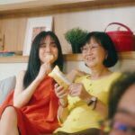 Emily Chan Instagram - 独生女的童年（即使到现在）， 是很多的爱，很多的关注。 小时候会觉得透不过气，想要快点长大， 到外面的世界过自由的生活。 直到离家的时间越来越长， 这些听起来唠叨的话，又变得无比珍贵。 我到现在还是会忍不住跟我妈拌嘴， 在她的面前我大概永远就是一个喜欢回嘴的小孩， 但也只有在爸妈面前，我可以永远当一个小肺物。 跟 @wallsmalaysia 合作那么多年，每次有新的冰淇淋推出她比我还兴奋。 这个新年的 Wall’s Honey Butter Almond， 绵密的蜂蜜牛油冰淇淋，咸甜味均衡， 裹上脆口杏仁颗粒及浓郁白麦脆皮， 口味清新淡雅。 让团聚在一起的家人们，有甜甜的笑容。 @wallsmalaysia #TripleTheBliss #WallsHoneyButterAlmond