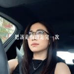 Emily Chan Instagram - 昨天拍攝現場太熱了，工作人員把小風扇遞給一位演員，他卻一口拒絕。 “你滿臉是汗捏，沒關係嗎？”我問。 他說：“我想要適應這個溫度，如果現在把風扇給我，等下又拿走， 我會更難受。“ 很多所謂自己拿來辛苦的事，其實後面有個簡單的答案； just walk through it 。 要寫reels的劇本? 那就關在房裡寫一整天？難過了？找個世時間獨處消化或是狠狠地哭。想要進步？基本功夫重複練習三千次。成長是有捷徑的，就是不挑easy way out，該走的路，走完它。 人總是希望有更簡單的方式去成長，比如吃有機食物就能健康，卻懶得運動，認為出國旅遊心會寬廣，卻懶得閱讀，為了忘掉失戀的傷痛，急著投入另一段戀情，把拯救自己的任務交給他人，又或是，以為經濟穩定買的起樓房鑽石就擔得起婚姻，卻不肯好好經營關係。 我們總是想找個easy way out，結果不如人意時，會更難受吧？ 迷路時，最快的解決方案是往原路回去，你才知道自己錯過那個路口。是比較不聰明笨，然而說不定你還在想這邊那邊繞甚至來個illegal turn的時候，我已經到達了。 真正的easy way out，是just walk through it，把該走的路走完一次，把該經歷的，都經歷一次，我是這樣認為的。 #是的我重發了 #emsaid #easywayout