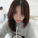 Emily Chan Instagram - 在跟一個人建立關係的時候 都在替彼此的故事留下一筆 有人的故事爛尾 有人的故事像電視劇怎樣都演不完 有人的故事還沒完成作者已消失 愛一個人是歸零 就像一圈 無論繞得多遠 都要回到原點再一起出發 原諒一個人也是一種歸零 整理各種情緒和自省 就把TA從心裡清空出來 放到另一個位置 零是什麼都沒有嗎？ 我覺得不是。 零是 I am ok now Let’s start this all over again. #emsaid #bangkok