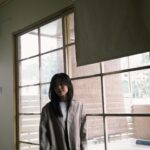 Emily Chan Instagram - 又長一歲了 小學的時候老師要我們寫「我的志願」 我說 我的志願是要長成一棵樹 想要變成外婆家外的那棵芒果樹 芒果樹上有一個樹屋 每次最多只能坐兩個人 表姊妹們只好輪流上去玩 那時候一直希望芒果樹再高大一些就好了 那就可以建個大一點的樹屋 大家一起上去玩 誰也不會落單 如果以後還可以長成一棵樹 希望長智慧 希望長健康 希望身邊的人們心裡都長出一朵花 希望長得高大一點 蓋一個大樹屋讓我愛的人都住進來 🌳🤍 謝謝大家的祝福 🎂 #embirthday