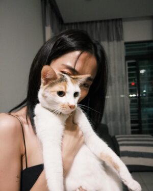 Emily Chan Instagram - 昨天是情人節，跟朋友吃晚餐的時候，聊起從前談戀愛和現在有什麼變化了呢？

無論到幾歲，愛情都像洋蔥，一瓣一瓣剝開，層層辣眼睛的都是憧憬和期待。說自己不抱期待的人，談的不是愛情，是別的東西。

隨著年齡愛情有變化嗎？我覺得是沒有的。
只是隨著經歷，學會了管理期待而已。

就算重來一次，大概還是會受傷。仔細想想沒什麼好後悔的，都是一場賭注。把自己交託多少出去，不一定會換回多少。覺得幸運的是，無論重來多少次，還是有勇氣作籌碼。

也許學會多保護自己一些，但遇到真的喜歡的就又豁出去了。教人如何愛自己的建議一堆，我倒是覺得現在愛自己過剩的人也很多。一直都覺得愛情是用來治驕傲和聰明人的，擁有太多自我，談再多次戀愛也只搞懂了一半。沒人能在愛情裡全身而退，全身而退的人，談的也不是愛情，是別的東西。

我們可能都沒有改變，只是來去多了一點，少了一點。
遇到愛情時，都還是那樣的自己。

Btw 遇到互相喜歡的人不難，遇到你喜歡的貓也喜歡你比較難。
祝有情貓（？終成眷屬，你喜歡的貓也喜歡你。
遲來的情人節快樂 🌸

#happyvalentinesday