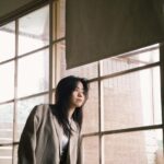 Emily Chan Instagram - 又長一歲了 小學的時候老師要我們寫「我的志願」 我說 我的志願是要長成一棵樹 想要變成外婆家外的那棵芒果樹 芒果樹上有一個樹屋 每次最多只能坐兩個人 表姊妹們只好輪流上去玩 那時候一直希望芒果樹再高大一些就好了 那就可以建個大一點的樹屋 大家一起上去玩 誰也不會落單 如果以後還可以長成一棵樹 希望長智慧 希望長健康 希望身邊的人們心裡都長出一朵花 希望長得高大一點 蓋一個大樹屋讓我愛的人都住進來 🌳🤍 謝謝大家的祝福 🎂 #embirthday