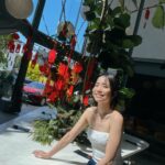 Emily Chan Instagram - 聊起大學的時候，有的人想要二十五歲結婚，三十歲生小孩，三十五歲事業有成。。。迫不及待想要迎接美好的事，有的發生了，有的還沒有。 翻翻電話，存在最久的group chat 大概就是這幾個女人的。小學和中學同學都已斷聯，現在回想，當初其實是個不懂得交朋友的人。幸運的是大學時有身邊這幾個女人收留，縱使我行徑乖張又常惹非議，還是木有嫌棄我，大概是白羊女乞肖的時候只有她们覺得很滑稽吧。 二十多岁在英國唸書，有很多的憤怒和好奇。幾個室友和我都喜歡喝酒，宿舍的客廳是收集空酒瓶的地方。留學結束，空酒瓶排满了墙角。把空酒瓶一個個收起來拿去丟的時候，覺得像把自己的勋章丢掉一样。現在回想，當初捨不得的不是空酒瓶，而是喝到開掛的青春狂妄。 而今天，我們都已變成了只點咖啡和冷面的中女。 年初四，歡迎大家回到戰場。 現在不能狂妄了，只能狂幹活💪🏻 #年初四 #emsaid