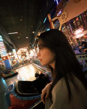 Emily Chan Instagram - 又長一歲了

小學的時候老師要我們寫「我的志願」
我說 我的志願是要長成一棵樹

想要變成外婆家外的那棵芒果樹
芒果樹上有一個樹屋 每次最多只能坐兩個人
表姊妹們只好輪流上去玩 
那時候一直希望芒果樹再高大一些就好了 那就可以建個大一點的樹屋 大家一起上去玩 誰也不會落單

如果以後還可以長成一棵樹 
希望長智慧
希望長健康
希望身邊的人們心裡都長出一朵花 
希望長得高大一點 蓋一個大樹屋讓我愛的人都住進來 🌳🤍

謝謝大家的祝福 🎂

#embirthday