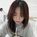 Emily Chan Instagram - 在跟一個人建立關係的時候 都在替彼此的故事留下一筆 有人的故事爛尾 有人的故事像電視劇怎樣都演不完 有人的故事還沒完成作者已消失 愛一個人是歸零 就像一圈 無論繞得多遠 都要回到原點再一起出發 原諒一個人也是一種歸零 整理各種情緒和自省 就把TA從心裡清空出來 放到另一個位置 零是什麼都沒有嗎？ 我覺得不是。 零是 I am ok now Let’s start this all over again. #emsaid #bangkok