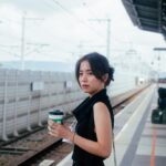 Emily Chan Instagram - 是個愛賴床的人。在英國留學的時候，天很早就亮了。如果要看日出，就要在凌晨三點起床，徒步到學生宿舍後面的某個山坡。那時候大家都覺得畢業之後就再也不會來到這個地方，偶爾週末都會相約去看看日出，而我總是失約，因為實在睡不醒。 這幾年拍攝紀錄片去了好些地方，看過幾遍日出之後，就又覺得沒什麼好稀奇的了，她們跟世界上所有美麗又壯觀的景色一樣，存在的時間比人的一生還長。人嘗試美化日出日落，但事實是我們容易对那些日復一日的過程去兴趣。 是因為世界變成了一個小村莊嗎？是因為上網搜索一遍後，發現另一個山頂的旭日可能比眼前的更美嗎？在這個什麼都好像能搜尋預測的世界，人變得不再容易被驚艷。 跟奇景相比，稀奇的是在身邊一起看日出的那個人吧。嘗試數一數，發現這些年來沒有跟誰看超過一次日出。就算曾經有那個機會，也被我臨陣脫逃了。 不知道下次是什麼時候。 #emsaid #throwback台南