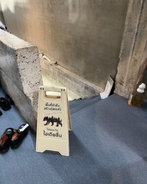 Emily Chan Instagram - 在跟一個人建立關係的時候
都在替彼此的故事留下一筆 
有人的故事爛尾 
有人的故事像電視劇怎樣都演不完
有人的故事還沒完成作者已消失

愛一個人是歸零
就像一圈 無論繞得多遠
都要回到原點再一起出發

原諒一個人也是一種歸零
整理各種情緒和自省
就把TA從心裡清空出來 
放到另一個位置

零是什麼都沒有嗎？
我覺得不是。

零是
I am ok now
Let’s start this all over again. 

#emsaid 
#bangkok