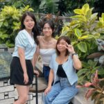 Emily Chan Instagram - 聊起大學的時候，有的人想要二十五歲結婚，三十歲生小孩，三十五歲事業有成。。。迫不及待想要迎接美好的事，有的發生了，有的還沒有。 翻翻電話，存在最久的group chat 大概就是這幾個女人的。小學和中學同學都已斷聯，現在回想，當初其實是個不懂得交朋友的人。幸運的是大學時有身邊這幾個女人收留，縱使我行徑乖張又常惹非議，還是木有嫌棄我，大概是白羊女乞肖的時候只有她们覺得很滑稽吧。 二十多岁在英國唸書，有很多的憤怒和好奇。幾個室友和我都喜歡喝酒，宿舍的客廳是收集空酒瓶的地方。留學結束，空酒瓶排满了墙角。把空酒瓶一個個收起來拿去丟的時候，覺得像把自己的勋章丢掉一样。現在回想，當初捨不得的不是空酒瓶，而是喝到開掛的青春狂妄。 而今天，我們都已變成了只點咖啡和冷面的中女。 年初四，歡迎大家回到戰場。 現在不能狂妄了，只能狂幹活💪🏻 #年初四 #emsaid