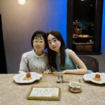 Emily Chan Instagram - 我：我已經30歲了耶 已經是很大人的大人了 媽媽：那早上起床可以折被單了嗎 我：沒搶到哈利波特的演奏會門票很難過 不想吃飯 媽媽：都二十幾年了 你還要瘋多久 有些話從媽媽的嘴裡說出來 就是那麼理所當然的怪懶又有愛 如果可以 想永遠當媽媽的小廢物 大概只有在她身邊 才能厚顏無恥地懶惰起來 謝謝媽媽一直默默守護🤍 祝全天下的媽媽母親節快樂 🌸 #happymothersday