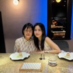 Emily Chan Instagram - 我：我已經30歲了耶 已經是很大人的大人了 媽媽：那早上起床可以折被單了嗎 我：沒搶到哈利波特的演奏會門票很難過 不想吃飯 媽媽：都二十幾年了 你還要瘋多久 有些話從媽媽的嘴裡說出來 就是那麼理所當然的怪懶又有愛 如果可以 想永遠當媽媽的小廢物 大概只有在她身邊 才能厚顏無恥地懶惰起來 謝謝媽媽一直默默守護🤍 祝全天下的媽媽母親節快樂 🌸 #happymothersday
