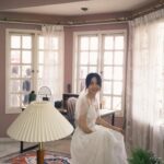 Emily Chan Instagram - Some moments during shoot 4/4 🪑 #友谊长存