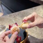 Emily Chan Instagram - 我：我已經30歲了耶 已經是很大人的大人了 媽媽：那早上起床可以折被單了嗎 我：沒搶到哈利波特的演奏會門票很難過 不想吃飯 媽媽：都二十幾年了 你還要瘋多久 有些話從媽媽的嘴裡說出來 就是那麼理所當然的怪懶又有愛 如果可以 想永遠當媽媽的小廢物 大概只有在她身邊 才能厚顏無恥地懶惰起來 謝謝媽媽一直默默守護🤍 祝全天下的媽媽母親節快樂 🌸 #happymothersday