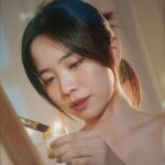 Emily Chan Instagram - 朋友說「你最近的IG都是放養狀態，這樣好嗎？」 不斷交流是社交媒體的遊戲規則。 於是不斷地更新自己的生活狀態，不斷的跟別人交流，才能让自己看起来“活着”。 一開始都想餵養最好的，最有營養的。但隨著時間，人也終究會有惰性，發現餵食一些容易烹飪，觀眾也容易消化的速食內容，其實更符合人性。逛社媒的人始終是為了得到娛樂和情感抒發。久而久之，為了寫而寫，為了views而寫，為了符合期待而寫。 作為INFP，喜歡把感受化成文字，才捉得住漂浮的想法。 但也因為這樣會常常問自己：“這些話是我真的想表達的嗎？” 還是只是為了不想被忘记？不想消失在大家的眼里？ 當然不想被忘記啊，但也不想要在這個過程中失去自己。 真的会被记住的瞬间，都不是刻意刻画出来的。 而是那些不經意，连自己都没发现自己在干嘛的时候，因為對別人和自己都沒有期待，所以最真誠最放鬆，那样的交流，对我来说是最理想的了。 @edelweissbeer.my 總是出現在這樣的時刻。 跟朋友聊天（或者不說話也可以）的時候， Cheers 一口阿爾卑斯山的草本植物釀造，帶有清爽餘味的優質小麥啤酒，是一種小確幸。收集這些時刻，是我為自己設下的生活規則 ✨ *只限非穆斯林及21歲以上的朋友，喝酒不開車，要做負責任的大人 🙆🏻‍♀️ #emsaid #EdelweissUnwind #UnwindAtHome