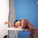 Emily Chan Instagram - 這是個無法逆轉的世界。對街的新公寓已經完工。從房間窗口望出去，能夠看到二十四小時都不熄滅的四十層走廊燈。盯著它看，總覺得有什麼不見了，卻說不上來。 後來發現是星星不見了。 人類看見的太陽是八分鐘前的太陽，看見的月亮是一秒前的月亮，但看見的星星說不定在幾萬年前就已經死了。 幸好地球距離夠遠，在它消失之前，還能多看它們三十年。 不想得浪漫一點會很難在城市活下去，會很容易dl。幸好有一些厭世又浪漫的人，不斷唱歌給我們聽。4月有兩場音樂/演唱會，期待。 #emsaid