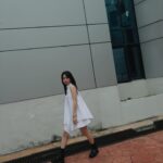 Emily Chan Instagram – 很多的不捨，但還是來到最後一集了。
上節目的時候，小玉問我們和角色最相似的地方是什麼？
收到劇本的時候，導演說「你演自己就好了」。
但演著演著，就覺得我和Keira是彼此羨慕的。

家裡的獨生女和家裡的大姐，都有一些甜蜜的負擔，
對於家，對於手足，對於責任，對於理想，
很多拉扯和斟酌都是功課。

但Keira擁有的最珍貴的，
一定是讓她又愛又討厭的家人們。
每次提到家人就會想哭，
是因為有太多沒有說出口的，覺得虧欠的，想保護的，想逃離的，
才會張著嘴什麼都說不出口，眼淚卻先流下來了。
這也是我們相似的地方吧。

今晚 #明星真人秀 大結局，
@8tvmalaysia 九點見！