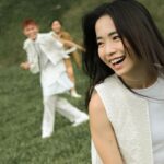 Emily Chan Instagram – 好生活·好技術·好空氣

緣分真的很奇妙

我人生第一次拍中文電視劇和 @emilyzying 合作
時隔七年 @8tvmalaysia #明星真人秀 戲裡戲外成為了「姐弟」在職場上被照顧

台灣回國後認識的第一批劇場朋友 @thiansiewkim
工作坊第一次見面就很投緣但一直沒有機會真正的合作
#明星真人秀 飾演「夫妻關係」讓我們戲裡戲外更多火花

拍完這部戲每每讓我們覺得戲裡戲外的劇情真實上演

珍惜在工作場合遇見的真朋友
謝謝 @sharp.malaysia 讓我們戲裡戲外更多相聚的時光

三天兩夜很舒服地相聚一起

📸 PHOTOGRAPHER TEAM @thesanren @mr_nd_ 
👘 CLOTHED @weiweiwei_my STYLED BY EDMUND