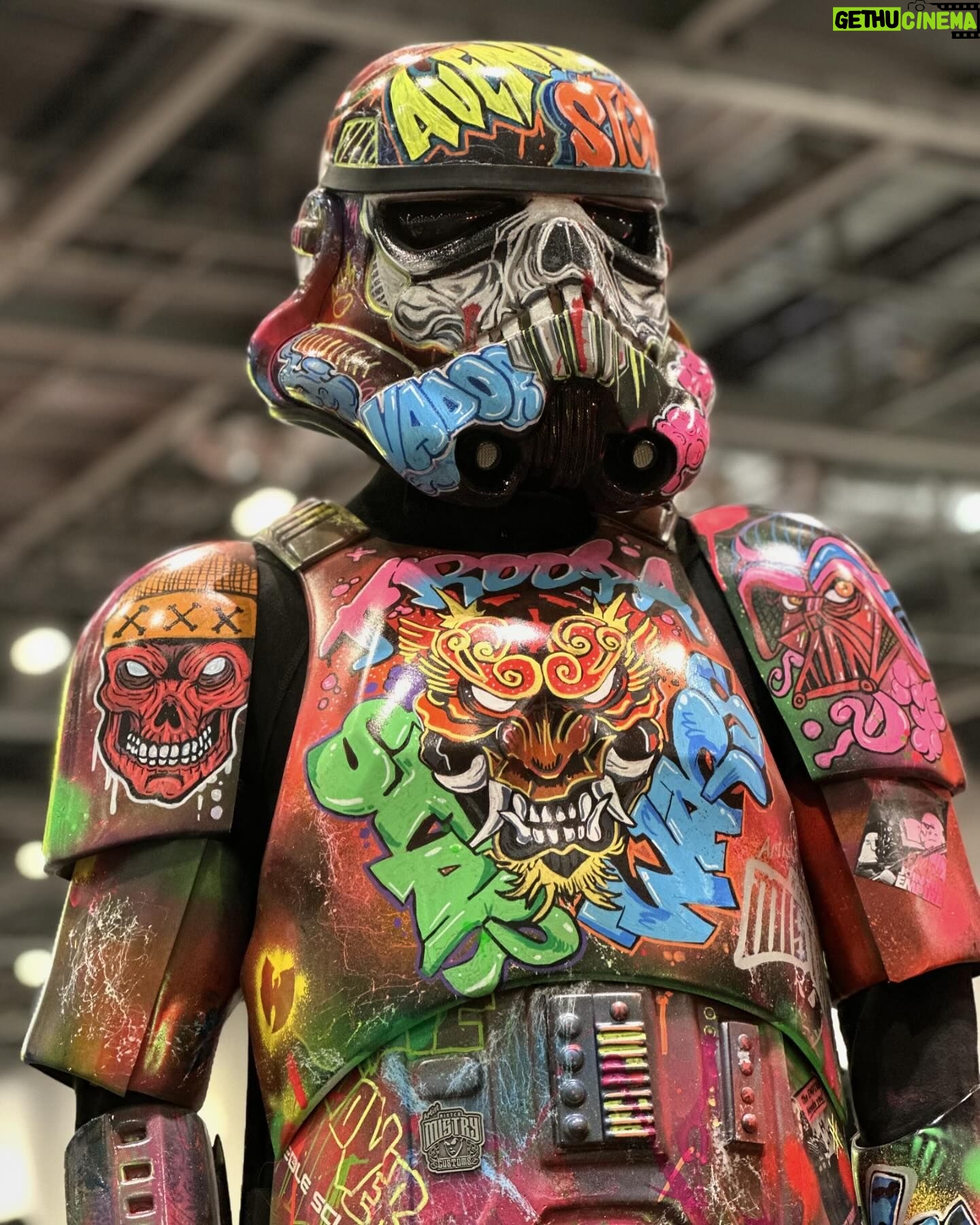Emily Swallow Instagram - What a fantastic day @mcmcomiccon bumped into some old friends from @essexcosplayers and saw some amazing props and costumes from @imperialoutlanders My day was definitely made after getting to meet and give some ink drawings I did of some of the cast of @themandalorian including @taitfletcher and @bigeswallz who has been a great supporter of my art. It means a lot when you meet these cool people who are your heroes and they give their fans so much of their time. I was only gutted that I didn’t get a chance to see, say hello and give my ink drawings in person to @therealbrendanwayne #thisistheway #maytheforgebewithyou #themandalorian #mandalorian #starwars #mtfbwy #maytheforcebewithyou #mcmcomiccon #mcmcomicconlondon