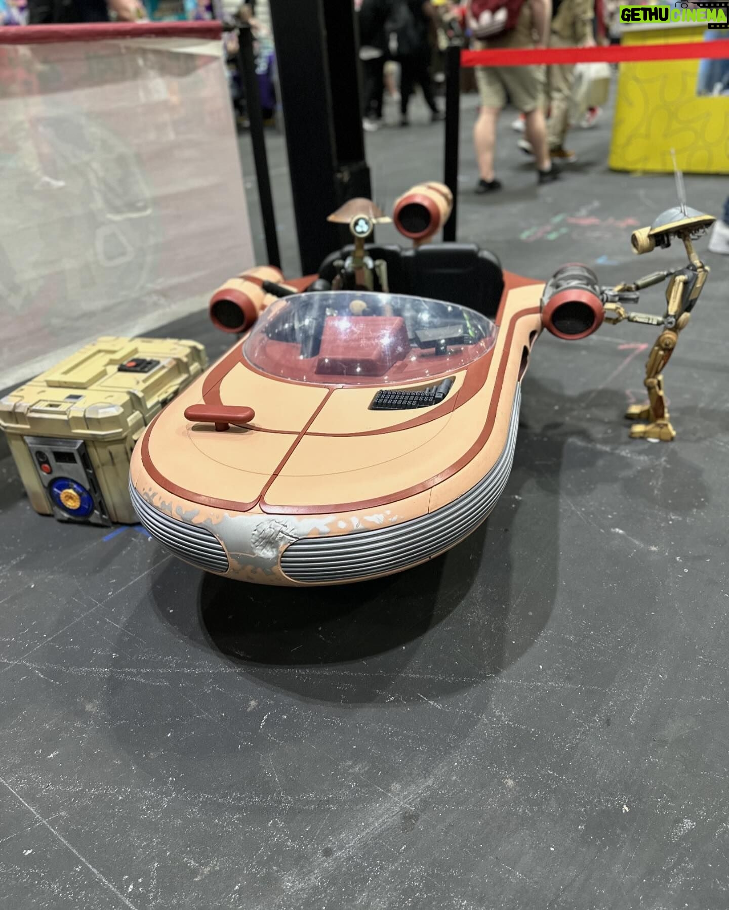 Emily Swallow Instagram - What a fantastic day @mcmcomiccon bumped into some old friends from @essexcosplayers and saw some amazing props and costumes from @imperialoutlanders My day was definitely made after getting to meet and give some ink drawings I did of some of the cast of @themandalorian including @taitfletcher and @bigeswallz who has been a great supporter of my art. It means a lot when you meet these cool people who are your heroes and they give their fans so much of their time. I was only gutted that I didn’t get a chance to see, say hello and give my ink drawings in person to @therealbrendanwayne #thisistheway #maytheforgebewithyou #themandalorian #mandalorian #starwars #mtfbwy #maytheforcebewithyou #mcmcomiccon #mcmcomicconlondon
