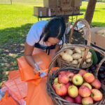 Emily Tosta Instagram - for families and children that rely on school-provided meals, summer can mean a long few months of worrying about getting enough to eat. I volunteered with @FeedingAmerica and @smbgc to help provide a nutritious & refreshing snack for children facing food insecurity this summer🫶🏽 your support can help provide more meals to neighbors in need - visit www.feedingamerica.org/summer to learn more✨