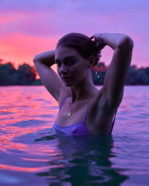 Emma Appleton Instagram - 2020s 10/10 sunset. 

Story for @theearthissue shot by @mollieroseuk & styled by @sam_victor 💜